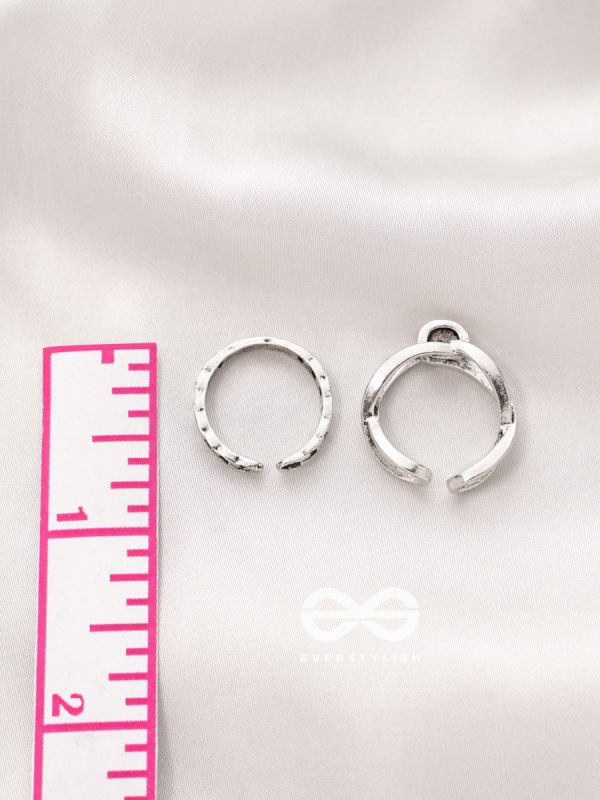 The Antique Charms- Set of Two Silver Rings