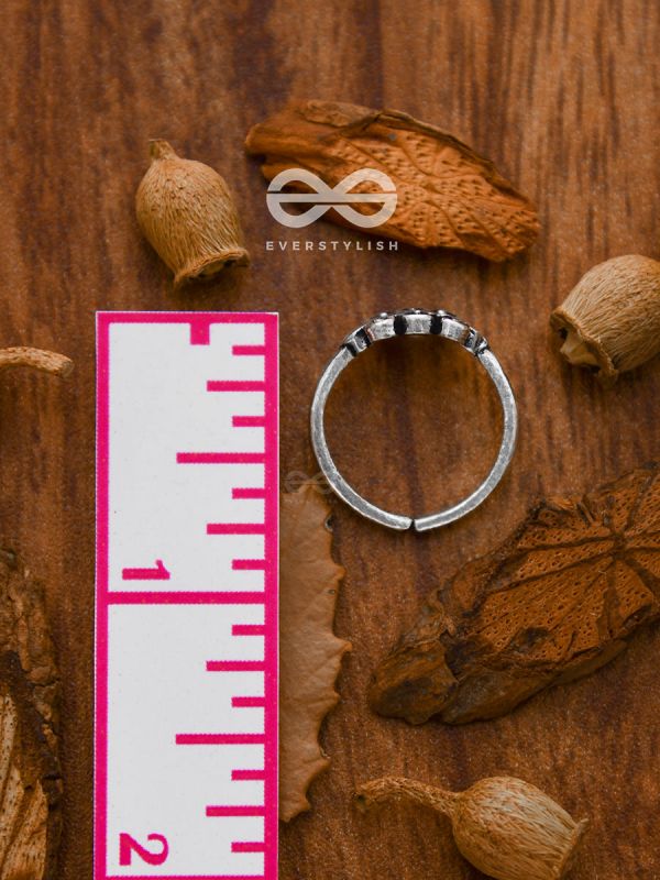 The Hypnotic Artwork Toe Ring - Tiny Trinket Collection