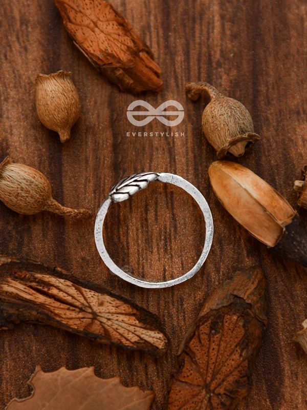 The Intricate Leaflets Toe Ring - Tiny Trinket Collection