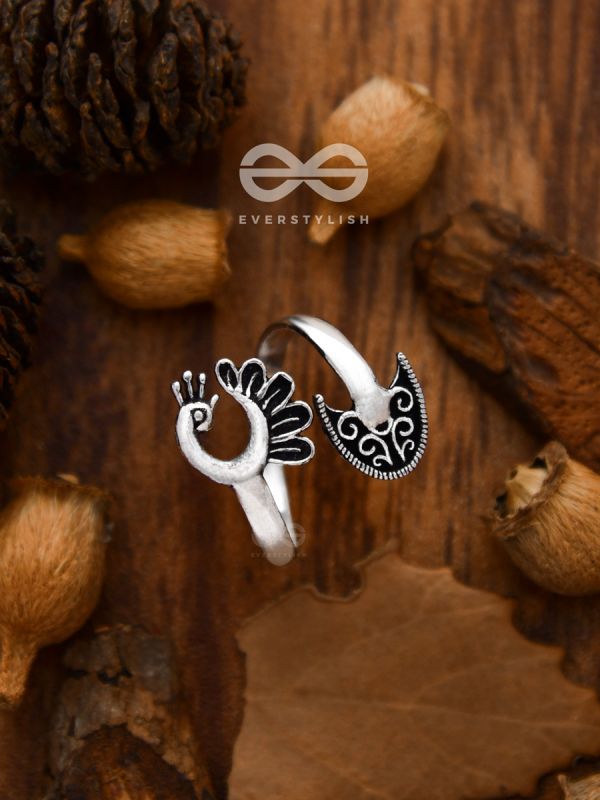 The Intricate Peacock Toe Ring - Tiny Trinket Collection