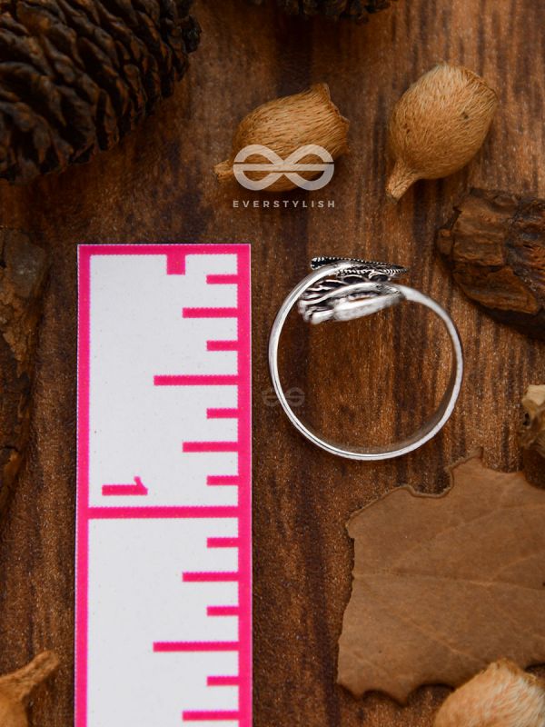 The Intricate Peacock Toe Ring - Tiny Trinket Collection