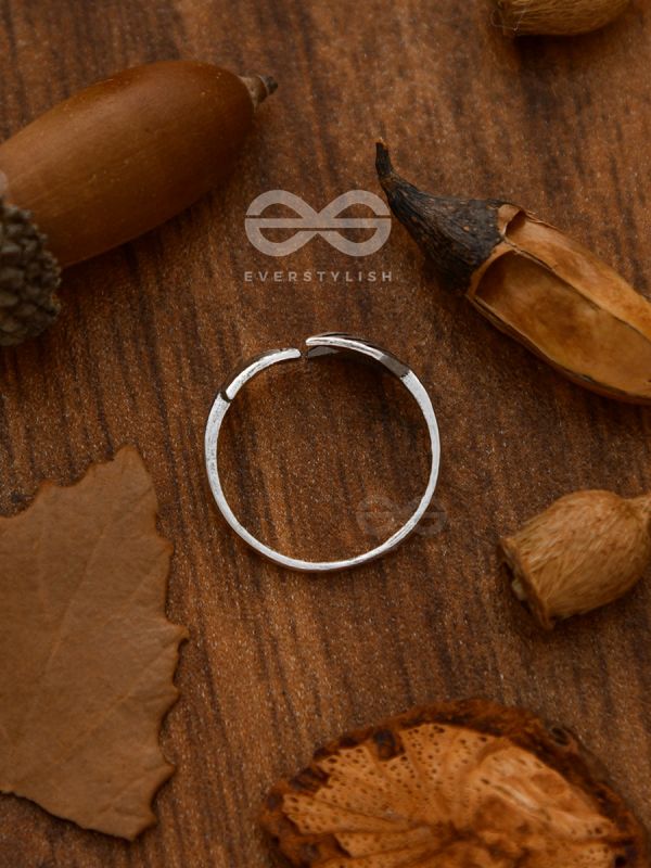 The Twisted Arrow Toe-Ring - Tiny Trinket Collection