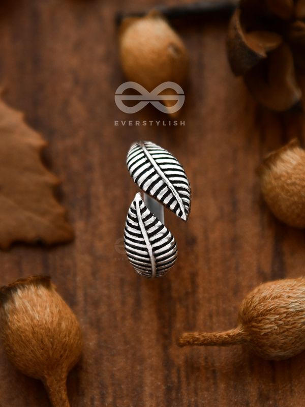 The Chic Leaflet Toe Ring - Tiny Trinket Collection