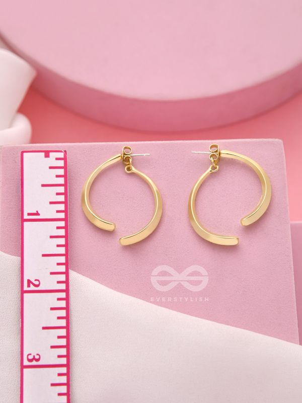 The Broken Bow- Elegant Golden Earrings