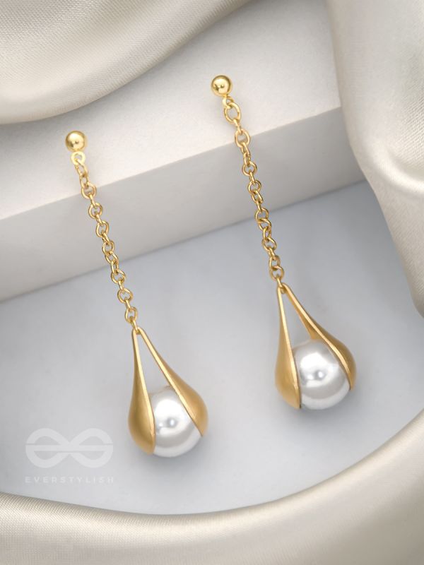 The Hanging Moon- Golden Pearl Earrings