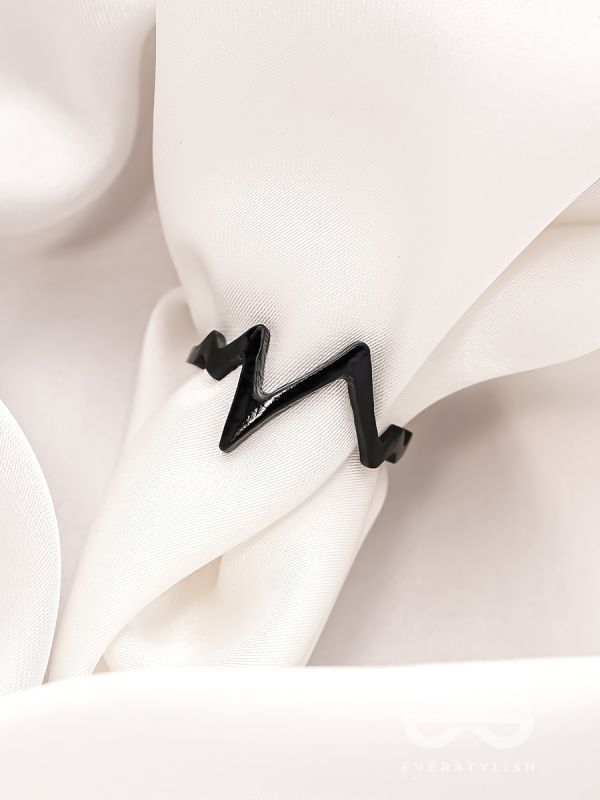  THE TWISTED VINE- ELEGANT BLACK RING