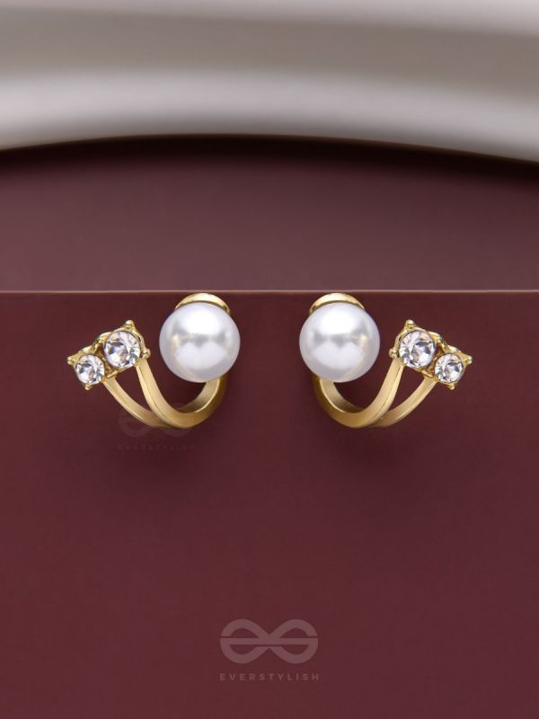 A BLINGING PEARL - GOLDEN STUDS