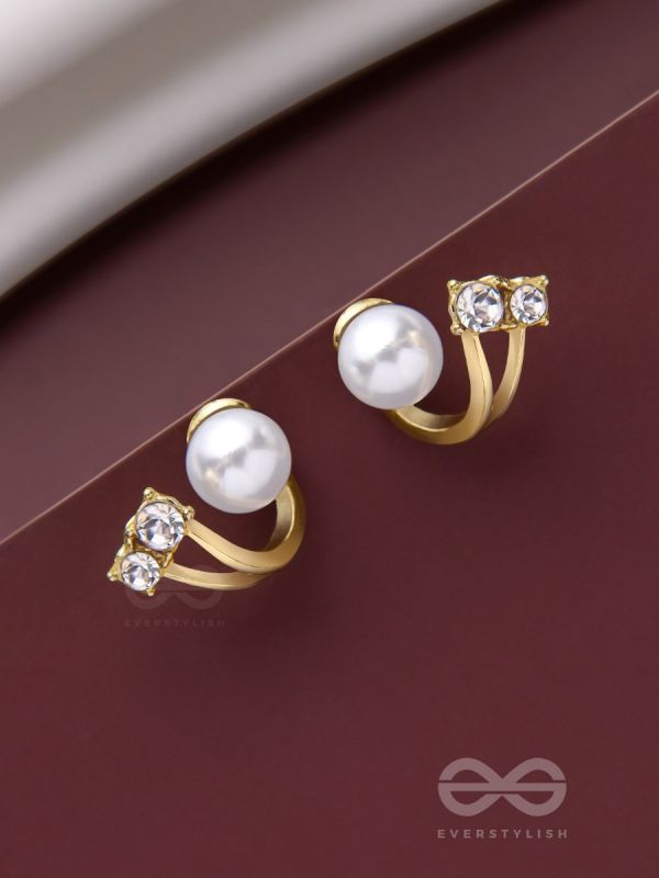 A BLINGING PEARL - GOLDEN STUDS