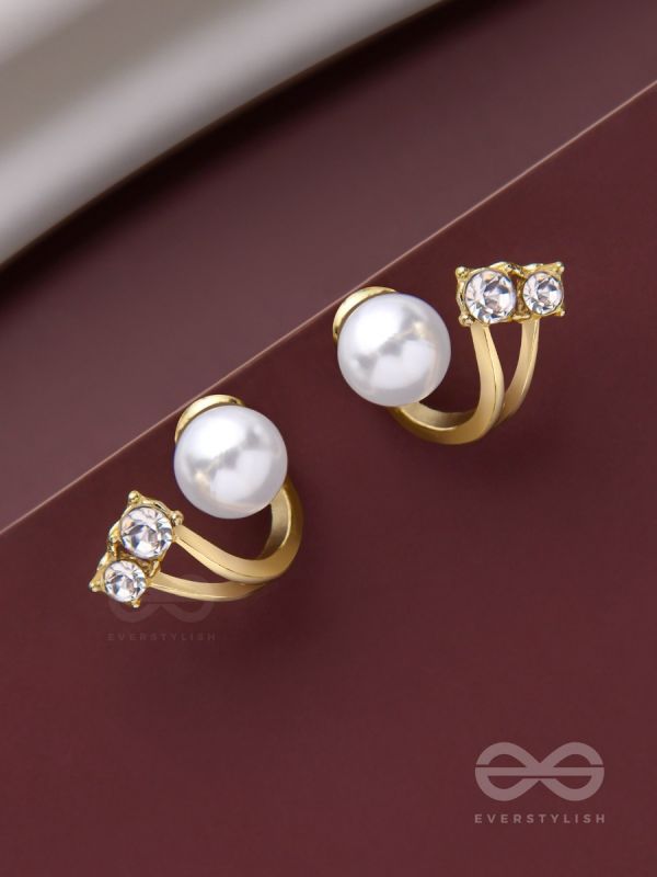 A BLINGING PEARL - GOLDEN STUDS