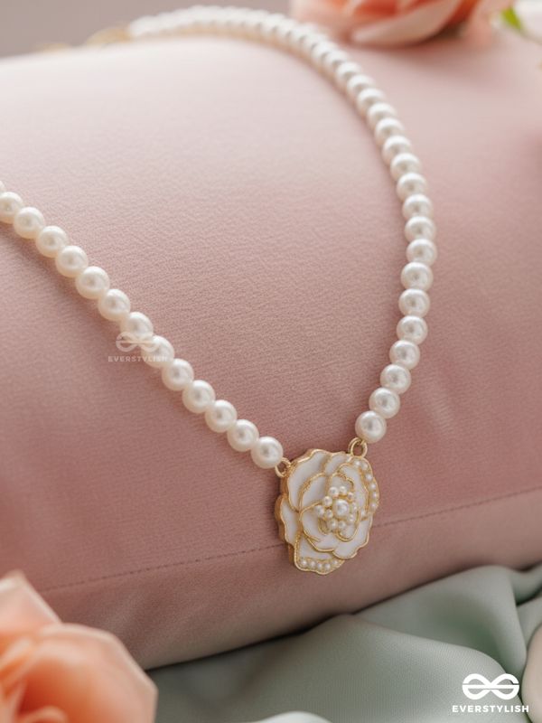A GLISTENING WHITE PEONY - GOLDEN PEARL NECKPIECE 