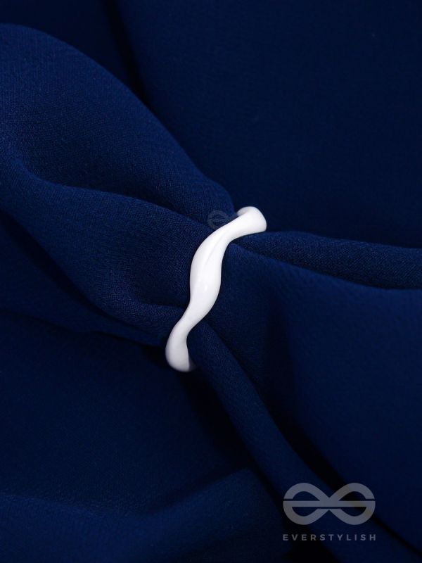 IVORY CURVES -WHITE ADJUSTABLE ACRYLIC RING