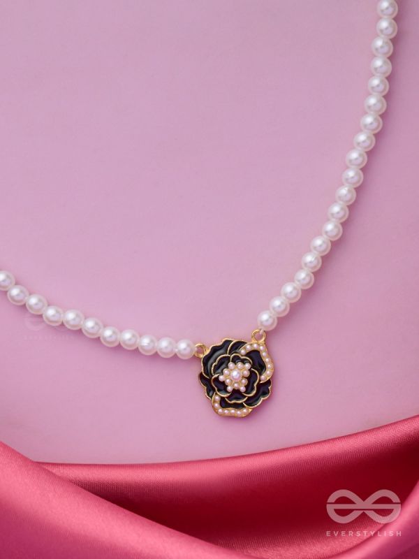 A GLISTENING BLACK PEONY - GOLDEN PEARL NECKPIECE 