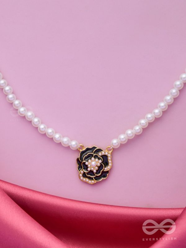 A GLISTENING BLACK PEONY - GOLDEN PEARL NECKPIECE 