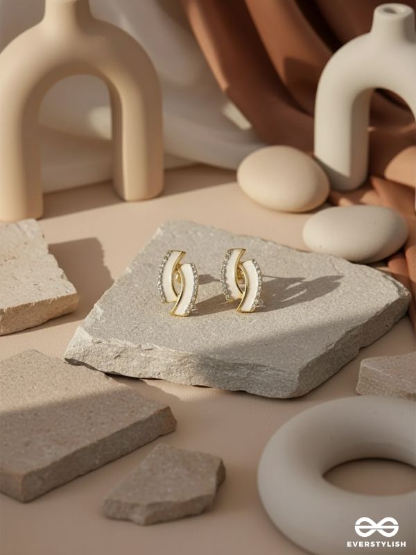 THE MOD CURVE – GLOSSY WHITE GOLD STUDS WITH SILVER EDGE