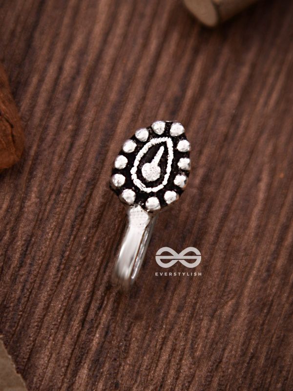 The Little Oxidised Droplet Non-piercing Boho Nosepin