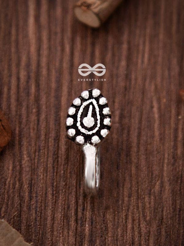 The Little Oxidised Droplet Non-piercing Boho Nosepin