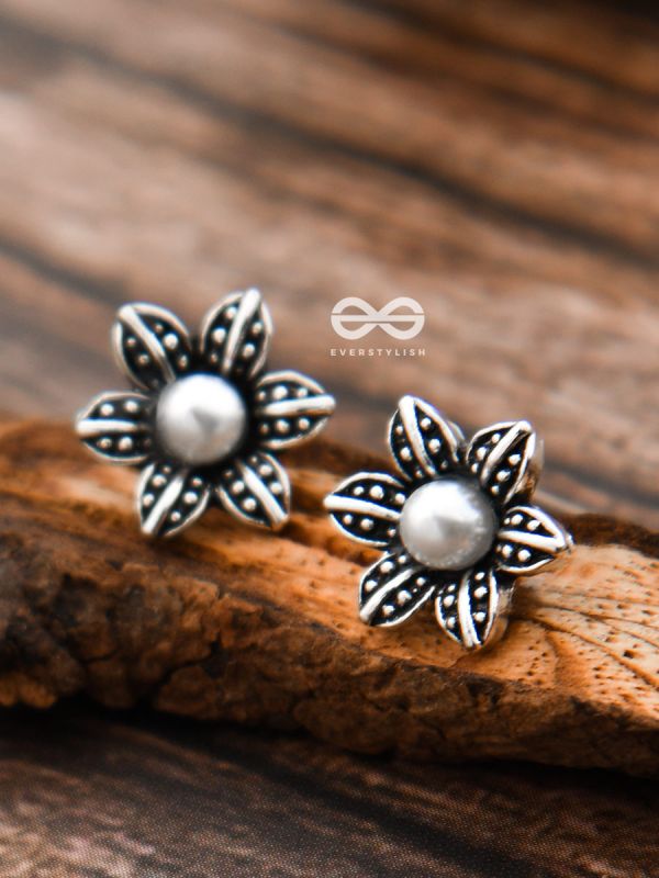 The Little Pearly Flowers - Tiny Trinket Earrings