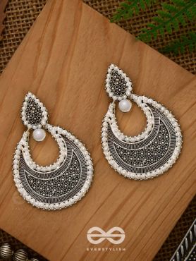 An Elegant Pearl Mesh (Silver) - Embellished Oxidised Collection