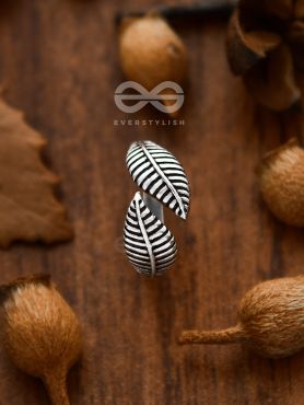 The Chic Leaflet Toe Ring - Tiny Trinket Collection