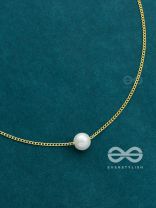 The Dainty Pearl Neckpiece - Golden