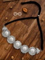 The Emblem of Elegance - Set of Choker and studs