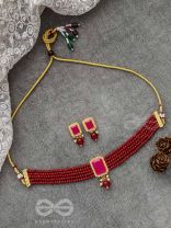 THE MYSTICAL MAGNIFICENCE - SET OF STATEMENT CHOKER AND EARRINGS (BERRY RED)