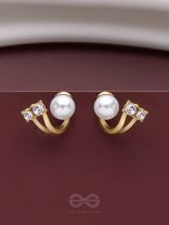 A BLINGING PEARL - GOLDEN STUDS