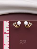 A BLINGING PEARL - GOLDEN STUDS