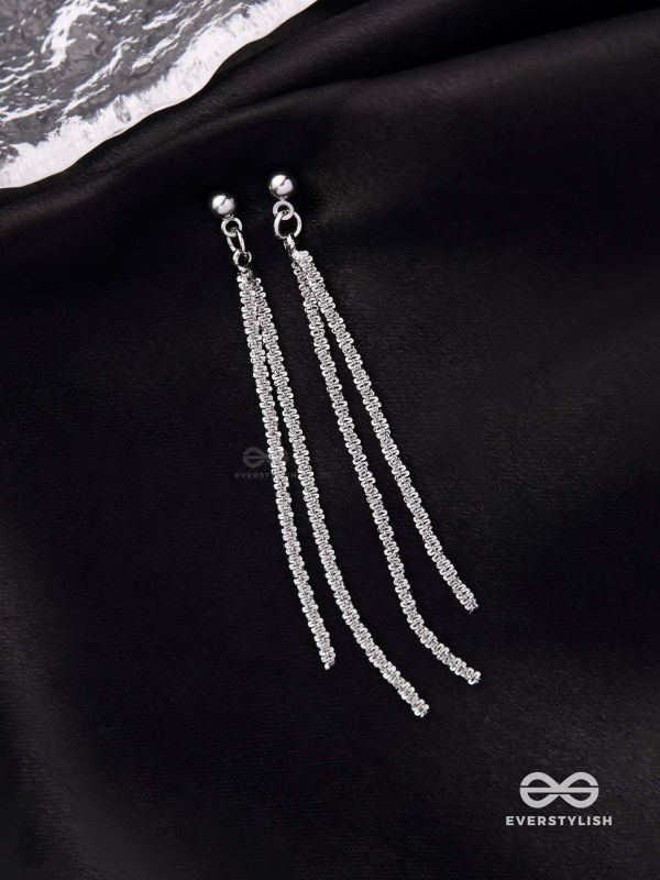 MOONLIT VEIL - DELICATE METALLIC CHAIN DANGLERS